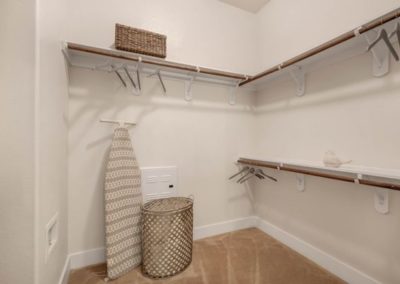 Picture of the apartment walk-in closet at Solea Copperfield